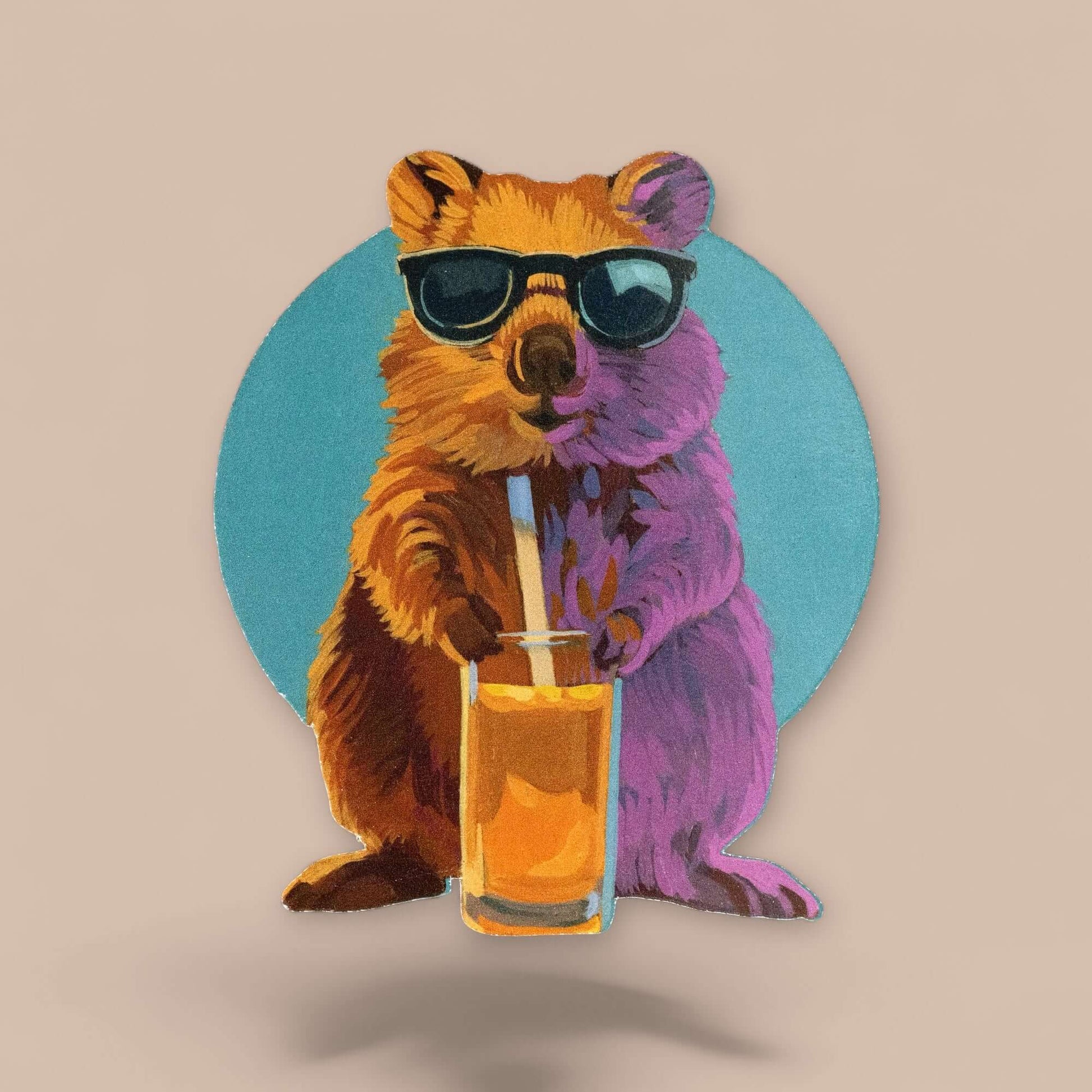 Cooler Quokka mit Sonnenbrille trinkt Saft, humorvolle und charmante Kunst in 21x16 cm, handgemaltes Schilderdruck-Design.