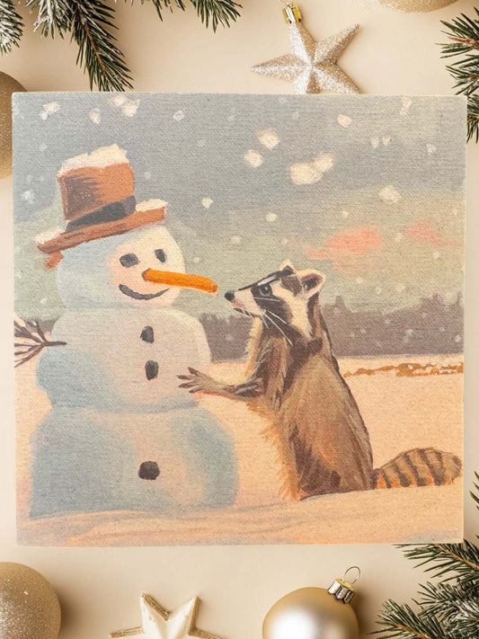 Niedliches Waschbär-Bild mit Schneemann in winterlicher Szene, perfekt für Weihnachtsdekoration und Geschenke.