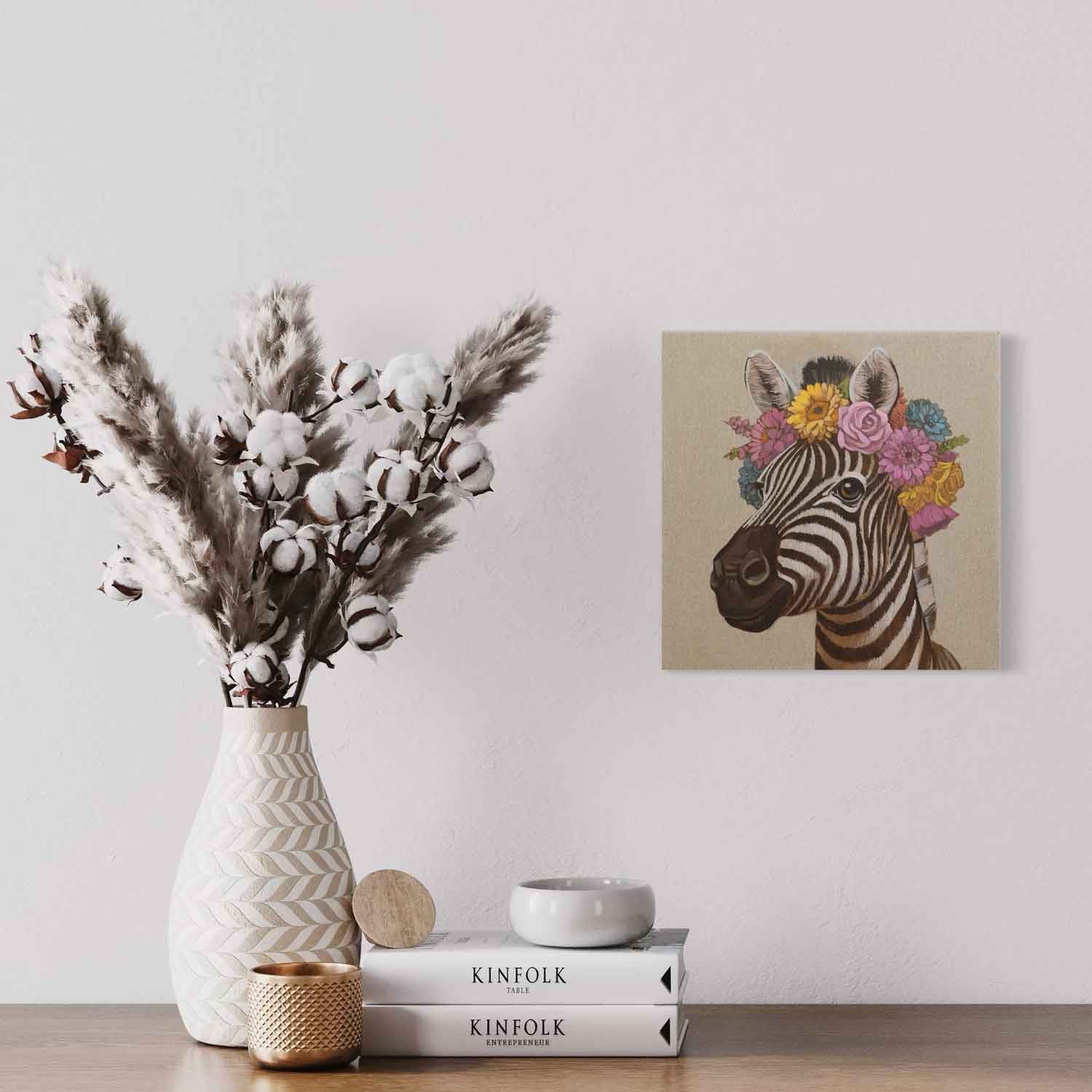 Handgemaltes Zebra-Porträt mit Blumen, ideal für moderne Innenräume oder als Geschenk.